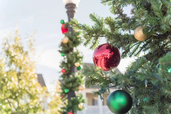 Adorno de la bola de Navidad colgando en ramas de pino bajo el cielo azul soleado cerca de Dallas, Texas — Foto de Stock