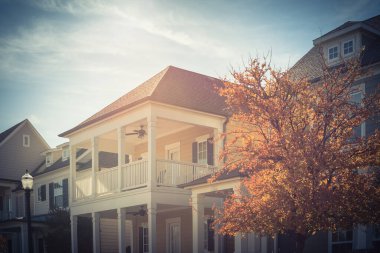 Dallas yakınlarındaki iki katlı yatakhanenin yanında renkli sonbahar yaprakları.