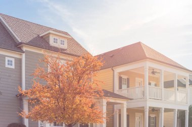 Dallas yakınlarındaki iki katlı yatakhanenin yanında renkli sonbahar yaprakları.
