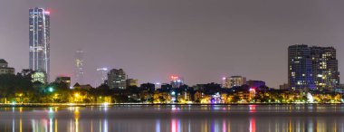 Batı Gölü 'nden Hanoi gökdelenlerinin panoramik renkli gökyüzü yansıması