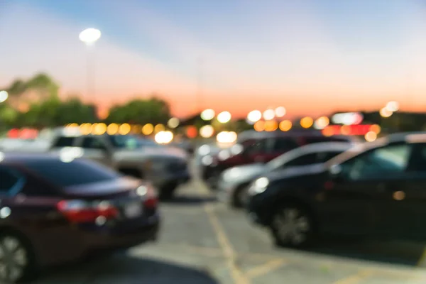 Fundo desfocado estacionamentos ao ar livre de shopping center em Houston, Texas ao pôr do sol — Fotografia de Stock