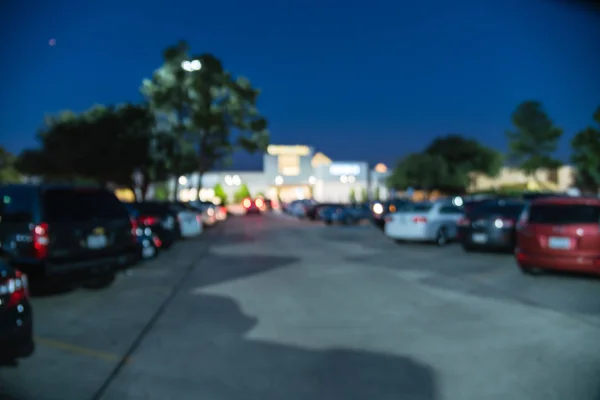 Gün batımında Houston, Teksas 'taki alışveriş merkezinin perakende satış mağazalarının bulanık arka planı