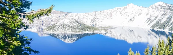 Panoramic green pine tree lush and reflection of snowcap mountain with Wizard Island on Crater Lake — Stock Photo, Image