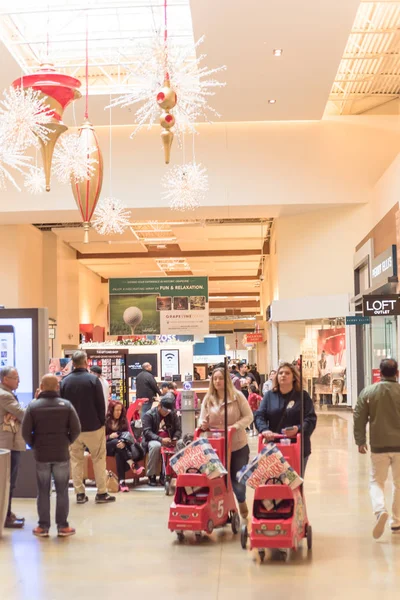 Decoração de Natal e pessoas fazendo compras no shopping Grapevine Mills durante o evento de venda Black Friday — Fotografia de Stock