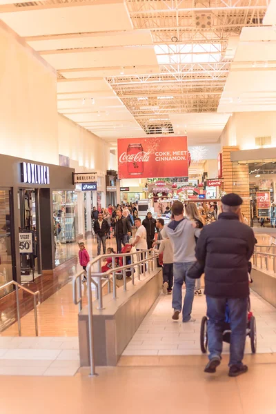 Pessoas que fazem compras no shopping Grapevine Mills durante a Black Friday e evento de venda de Ação de Graças — Fotografia de Stock