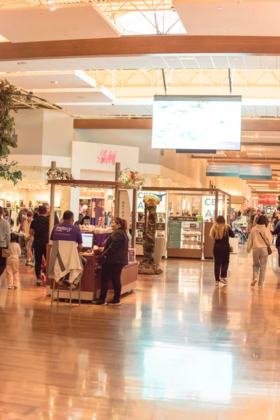 Pessoas que fazem compras no shopping Grapevine Mills durante a Black Friday e evento de venda de Ação de Graças — Fotografia de Stock