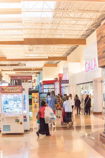 Pessoas que fazem compras no shopping Grapevine Mills durante a Black Friday e evento de venda de Ação de Graças — Fotografia de Stock