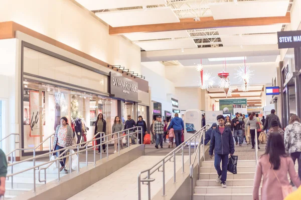 Pessoas que fazem compras no shopping Grapevine Mills durante a Black Friday e evento de venda de Ação de Graças — Fotografia de Stock