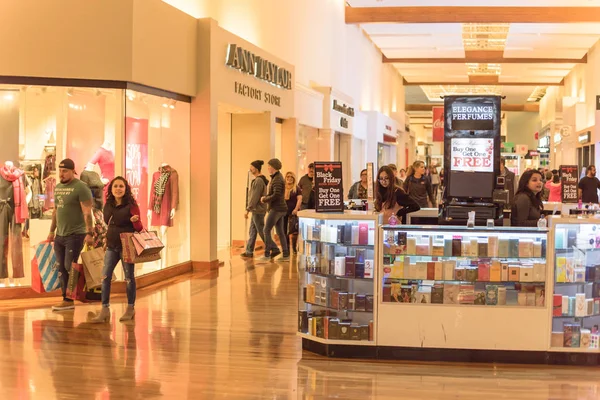 Pessoas que fazem compras no shopping Grapevine Mills durante a Black Friday e evento de venda de Ação de Graças — Fotografia de Stock