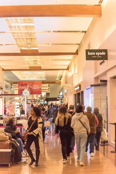 La gente fa shopping al centro commerciale Grapevine Mills durante il Venerdì nero e l'evento di vendita del Ringraziamento — Foto Stock