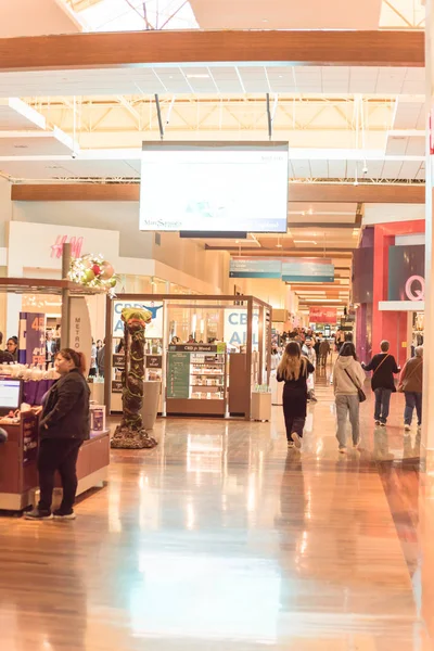 Pessoas que fazem compras no shopping Grapevine Mills durante a Black Friday e evento de venda de Ação de Graças — Fotografia de Stock