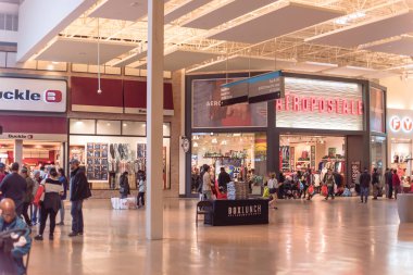 Kara Cuma ve Şükran Günü 'nde insanlar Grapevine Mills alışveriş merkezinde alışveriş yapıyor.