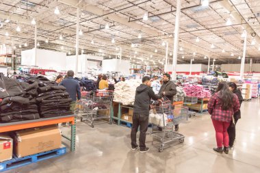 Kalabalık, Kara Cuma günü Costco 'daki büyük kutu mağazasından alışveriş yapıyor.