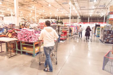 Kalabalık, Kara Cuma günü Costco 'daki büyük kutu mağazasından alışveriş yapıyor.