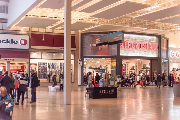 Kara Cuma ve Şükran Günü 'nde insanlar Grapevine Mills alışveriş merkezinde alışveriş yapıyor.