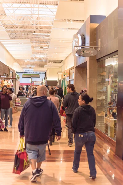 Pessoas que fazem compras no shopping Grapevine Mills durante a Black Friday e evento de venda de Ação de Graças — Fotografia de Stock