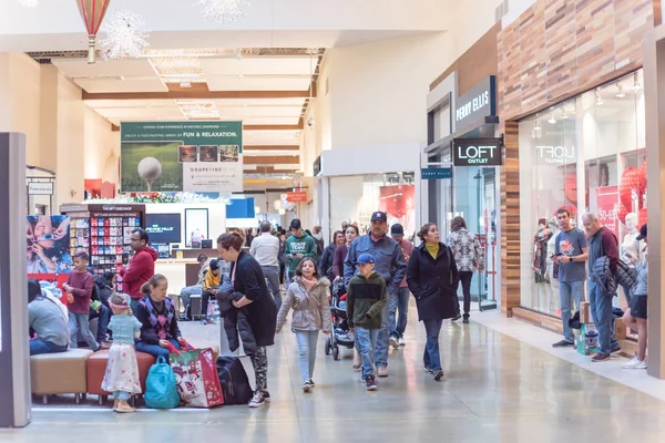 Decoração de Natal e pessoas fazendo compras no shopping Grapevine Mills durante o evento de venda Black Friday — Fotografia de Stock