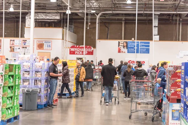 Larga línea de pago en Costco Wholesale en Black Friday evento de compras especiales —  Fotos de Stock