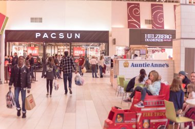 Kara Cuma ve Şükran Günü 'nde insanlar Grapevine Mills alışveriş merkezinde alışveriş yapıyor.