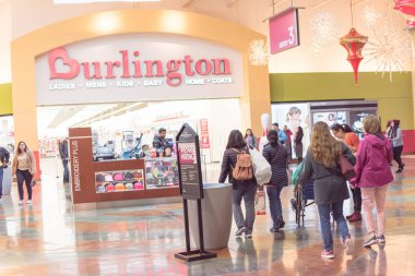 Kara Cuma ve Şükran Günü 'nde insanlar Grapevine Mills alışveriş merkezinde alışveriş yapıyor.