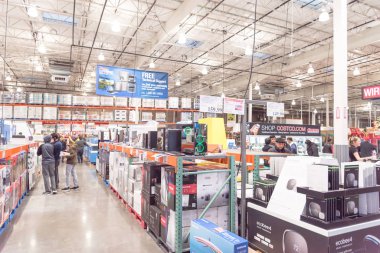 Müşteri Kara Cuma günü Costco 'daki elektronik bölümünden özel indirimler istiyor.