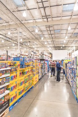 Kara Cuma günü Costco büyük kutu mağazasından alışveriş yapan çeşitli insanlar.
