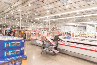 Costco 'da et ve deniz ürünleri satılıyor. Müşteri Kara Cuma' da alışveriş yapıyor.