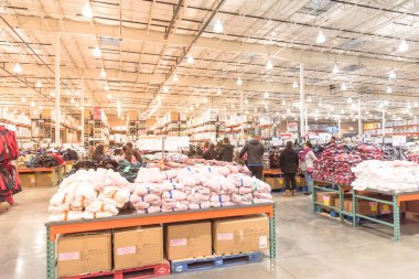 Kalabalık, Kara Cuma günü Costco 'daki büyük kutu mağazasından alışveriş yapıyor.