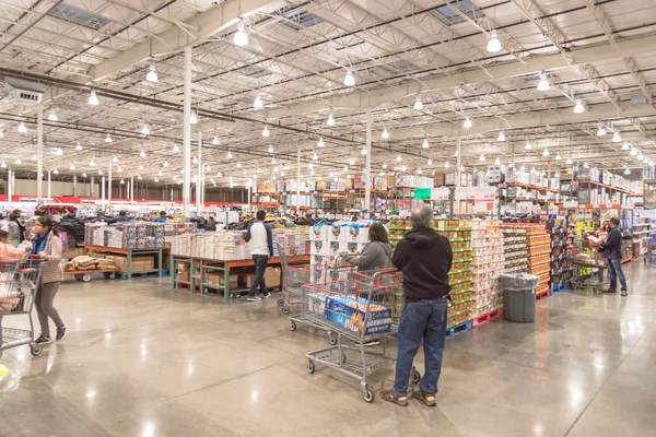 Pessoas diversas fazendo compras na Costco Wholesale loja grande-caixa na Black Friday — Fotografia de Stock