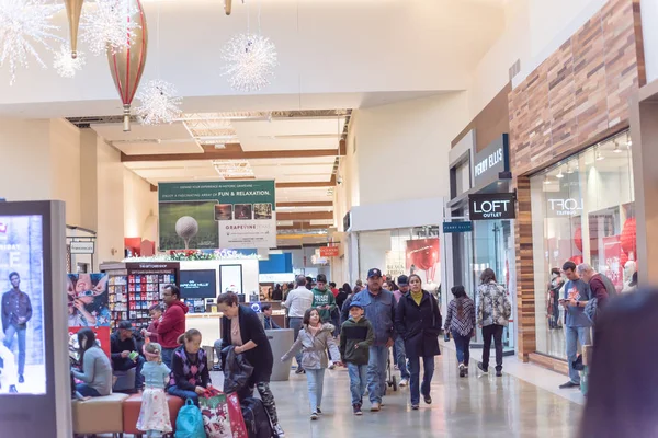 Addobbi natalizi e shopping di persone al centro commerciale Grapevine Mills durante l'evento di vendita del Venerdì nero — Foto Stock