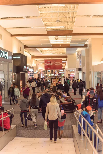 Pessoas que fazem compras no shopping Grapevine Mills durante a Black Friday e evento de venda de Ação de Graças — Fotografia de Stock