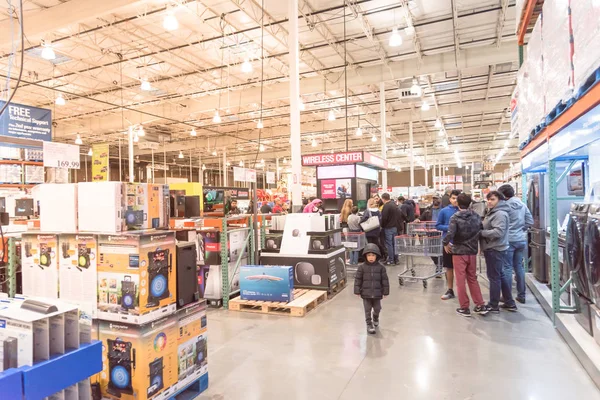 Cliente procurando ofertas especiais do departamento de eletrônicos na Costco na Black Friday — Fotografia de Stock