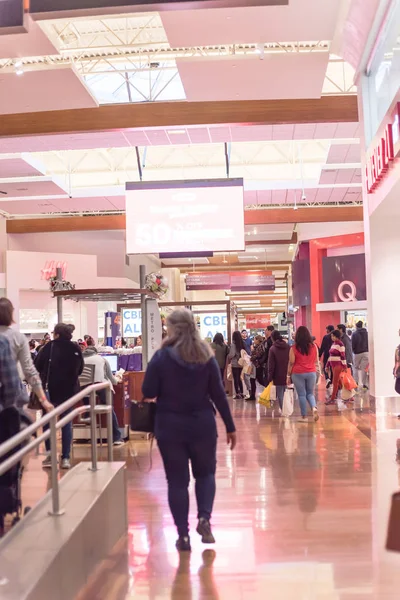 Pessoas que fazem compras no shopping Grapevine Mills durante a Black Friday e evento de venda de Ação de Graças — Fotografia de Stock