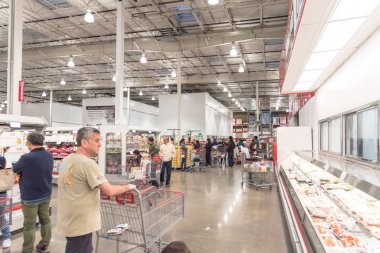Costco 'da et ve deniz ürünleri satılıyor. Müşteri Kara Cuma' da alışveriş yapıyor.