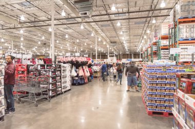 Kalabalık, Kara Cuma günü Costco 'daki büyük kutu mağazasından alışveriş yapıyor.