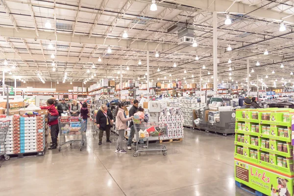 Változatos emberek vásárolnak a Costco nagykereskedelmi nagy doboz áruház fekete pénteken — Stock Fotó