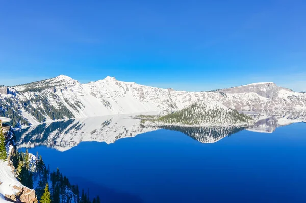 Scenic winter mirror reflection of snowcap mountain and Wizard Island on Crater Lake — Stock Photo, Image