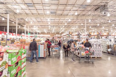Kara Cuma günü Costco büyük kutu mağazasından alışveriş yapan çeşitli insanlar.