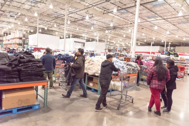 Kalabalık, Kara Cuma günü Costco 'daki büyük kutu mağazasından alışveriş yapıyor.