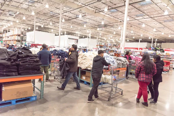 Pessoas lotadas comprando no departamento de roupas na Costco Wholesale loja grande-box na Black Friday — Fotografia de Stock