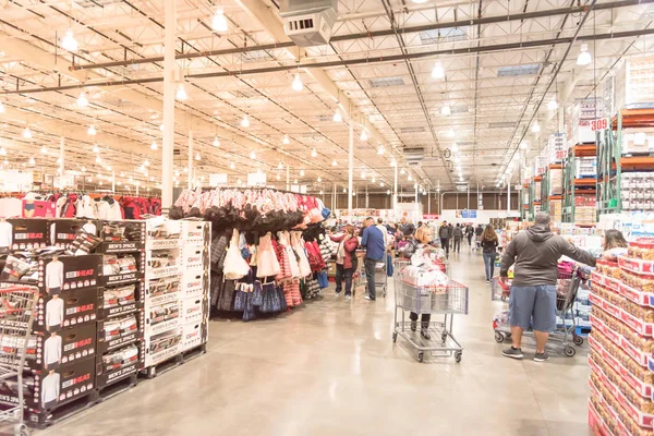 Gente affollata che fa shopping al reparto abbigliamento a Costco Negozio all'ingrosso di big-box il venerdì nero — Foto Stock