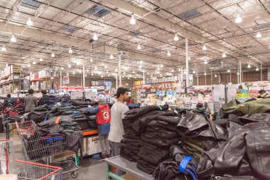 Kalabalık, Kara Cuma günü Costco 'daki büyük kutu mağazasından alışveriş yapıyor.