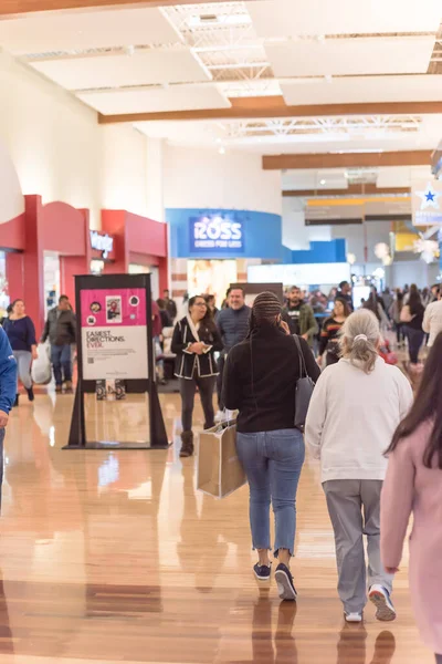 Pessoas que fazem compras no shopping Grapevine Mills durante a Black Friday e evento de venda de Ação de Graças — Fotografia de Stock