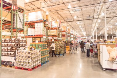 Kara Cuma günü Costco büyük kutu mağazasından alışveriş yapan çeşitli insanlar.