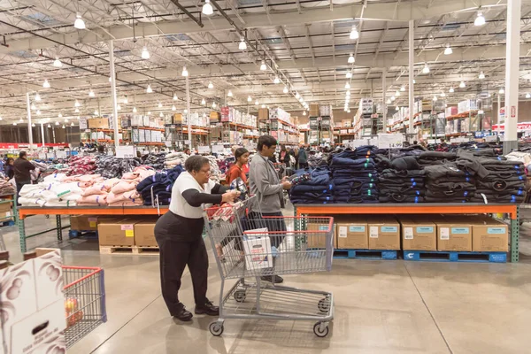 Plno lidí nakupuje v oděvním oddělení v Costco Velkoobchod big-box obchod na Černý pátek — Stock fotografie