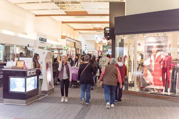 Pessoas que fazem compras no shopping Grapevine Mills durante a Black Friday e evento de venda de Ação de Graças — Fotografia de Stock