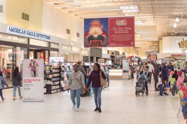 Noel süslemesi ve Kara Cuma etkinliği sırasında Grapevine Mills alışveriş merkezinde alışveriş yapan insanlar.