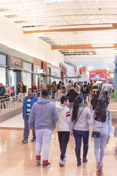 Pessoas que fazem compras no shopping Grapevine Mills durante a Black Friday e evento de venda de Ação de Graças — Fotografia de Stock