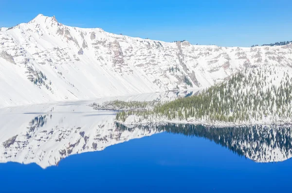 Scenic winter spiegel reflectie van sneeuwkap berg en Wizard Island op Crater Lake — Stockfoto
