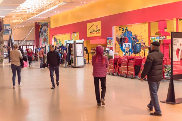 Pessoas que fazem compras no shopping Grapevine Mills durante a Black Friday e evento de venda de Ação de Graças — Fotografia de Stock